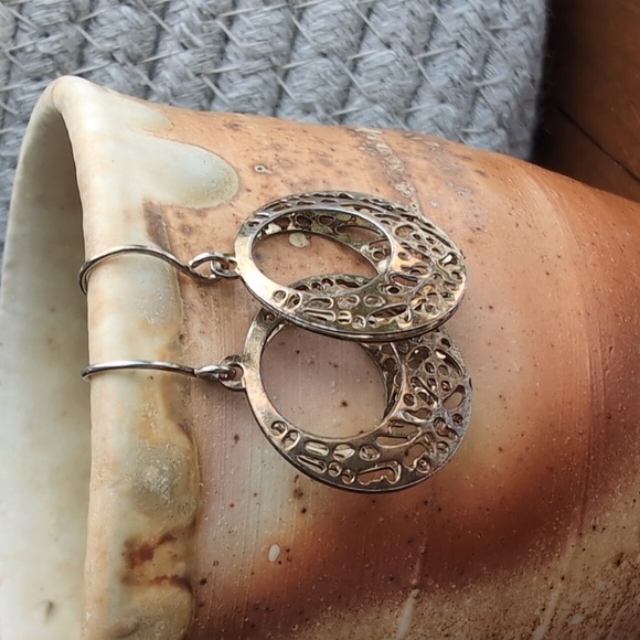 Vintage Silver Tone Metal Hollow Scroll 1 Inch Drop Earrings - Picture 1 of 5